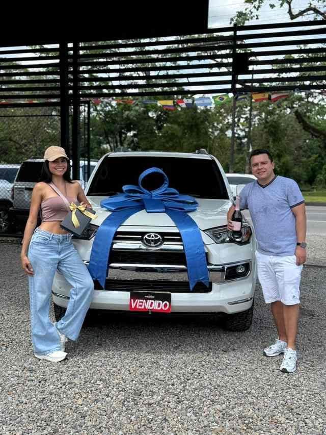 Cliente recibiendo su vehículo en Entre Amigos