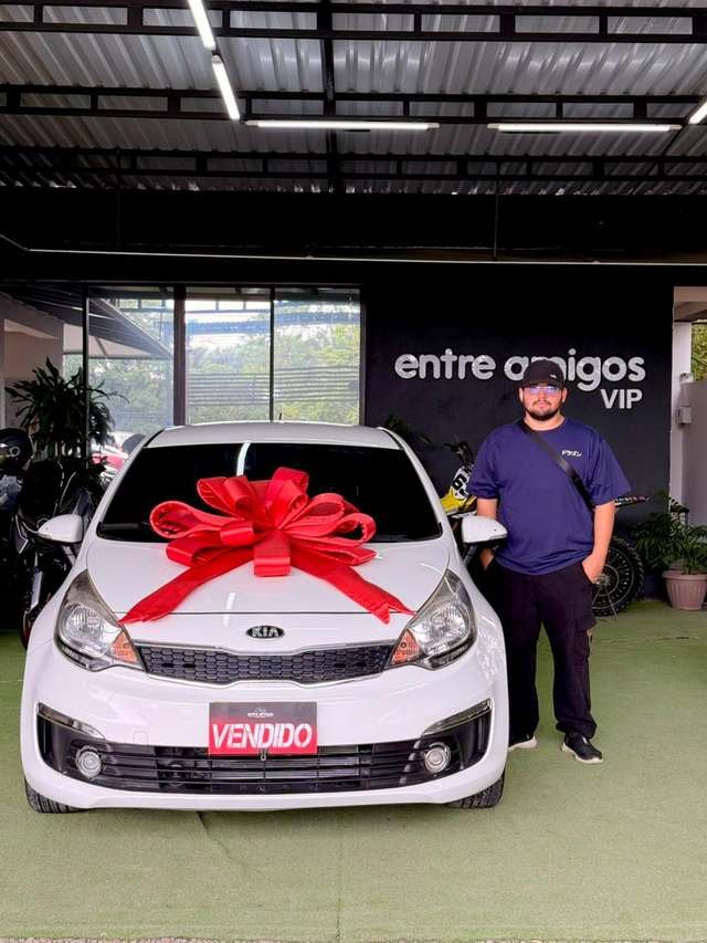 Cliente recibiendo su vehículo en Entre Amigos