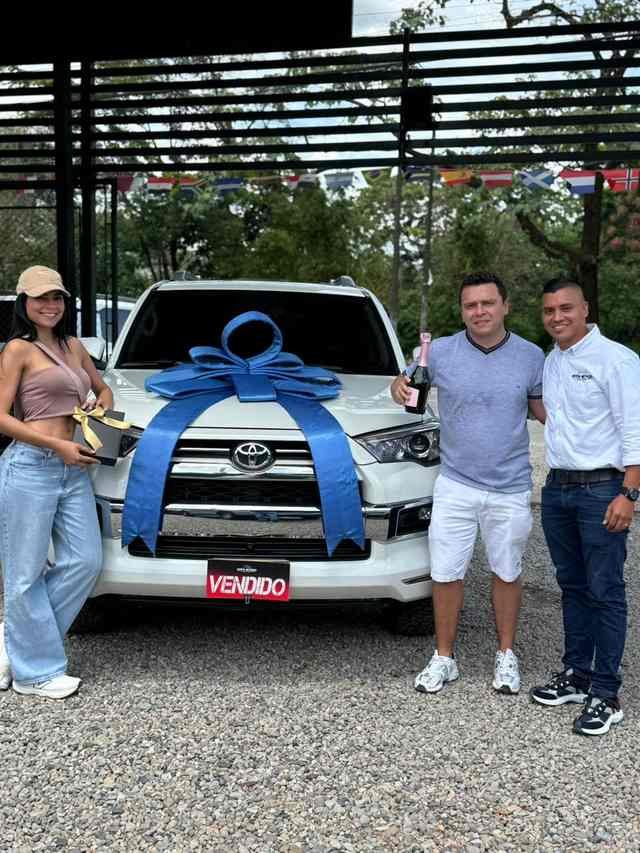 Cliente recibiendo su vehículo en Entre Amigos
