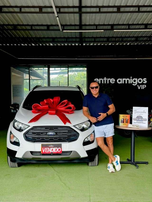 Cliente recibiendo su vehículo en Entre Amigos